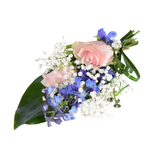 Rosa ros och blå blommor med vit brudslöja arrangerade med gröna blad.