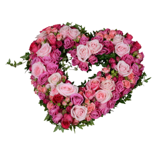 Hjärtformad krans av rosa och röda rosor med gröna blad.
